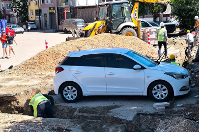 Bursa'da ilginç çözüm! Çekilemeyen aracın etrafını kazdılar