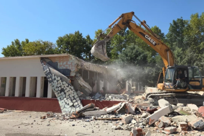 Bursa Orhangazi'deki meslek lisesinin yıkımına başlandı