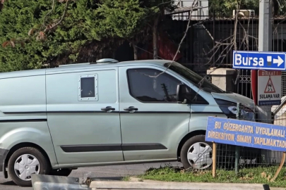 Bursa'da zırhlı banka aracı elektrik direğine çarptı
