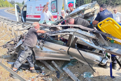 Bursa'da otomobil bariyere ok gibi saplandı: 2 yaralı