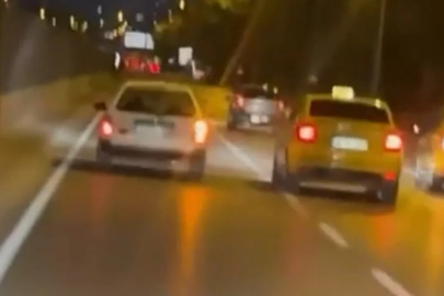 Bursa'da taksiciler aracı sıkıştırdı: Tehlikeli anlar kamerada