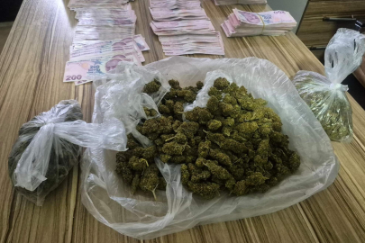 İnegöl’de polisten kaçan araç Kestel’de durduruldu: 483 gram esrar çıktı
