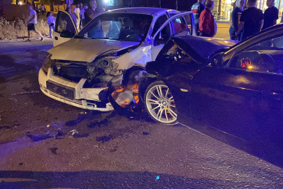 İnegöl’de iki otomobil kafa kafaya çarpıştı: 2 yaralı