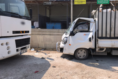 Bursa’da sürücüsü fenalaşan kamyonet kamyona çarptı