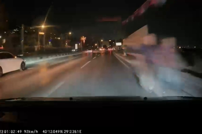 Bursa’da otomobil yayaya çarptı, yaya koşarak kaçtı!
