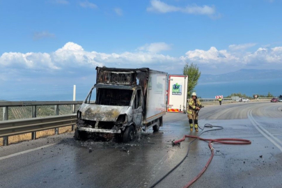Bursa’da seyir halindeki kamyonet alevlere teslim oldu