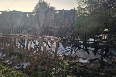 Bursa'da metruk bina alevlere teslim oldu