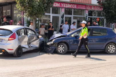 Bursa'da iki otomobil kafa kafaya çarpıştı