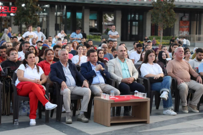 Bursa Osmangazi'de Milli heyecan: Binlerce vatandaş şampiyonluğu meydanda kutladı