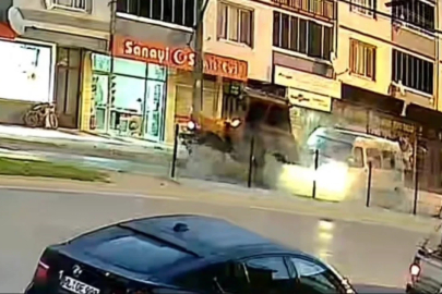 Bursa'da tarım işçilerini taşıyan araç traktöre çarptı: 10 yaralı