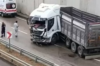 Bursa’da yağış nedeniyle kontrolden çıkan tır duvara çarptı