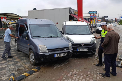 İnegöl’de kontrolden çıkan otomobil zincirleme kazaya neden oldu