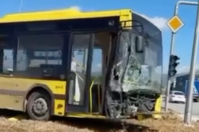 Bursa’da belediye otobüsü kontrolden çıktı: Trafik ışıklarının trafosuna çarptı