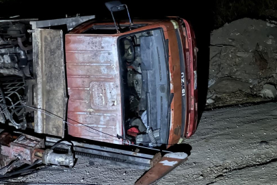 Bursa’da devrilen iş makinesinde sıkışan sürücü kurtarıldı