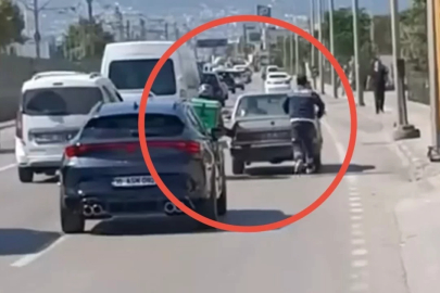 Bursa'da motokurye motosikletinden ayağını uzatıp otomobili itti