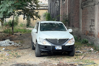 Bursa'da kendini otomobile kilitleyen kadın ekiplere zor anlar yaşattı
