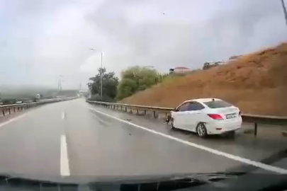Bursa’da yağışlı havada kaza: Araç bariyerlere çarptı