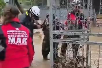 Mudanya’da sağanak alarmı: Mahsur kalan 2 kişi kurtarıldı