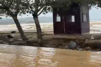 Mudanya'yı sağanak vurdu