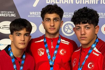 Bursa Büyükşehir Belediyesporlu güreşçilerden 3 madalya