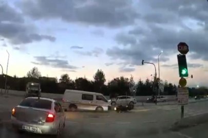 Bursa’da kırmızı ışıkta geçen kamyonet motosiklete çarptı