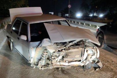 Bursa’da kontrolden çıkan araç bariyerlere çarptı: 2 yaralı