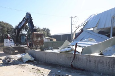 Nilüfer'de 600 metrekarelik kaçak fabrika yıkıldı