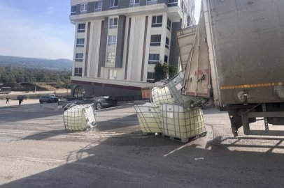 Bursa'da kamyondan düşen tanklardan sızan kimyasal madde nedeniyle cadde kapatıldı