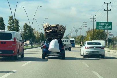 Bursa'da tehlikeli taşımacılık: Otomobilin üzerine yüklediği kartonlarla trafikte ilerledi