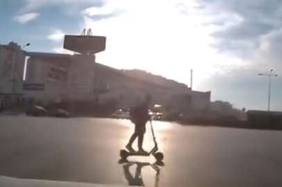 Bursa’da ışık ihlali yapan scooter sürücüsü ölümden döndü