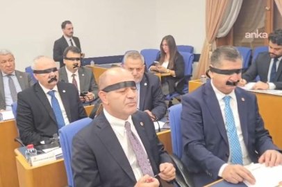 TBMM'de Halk TV protestosu: YENİ Parti milletvekilleri siyah kurdelelerle gözlerini ve ağızlarını kapattılar