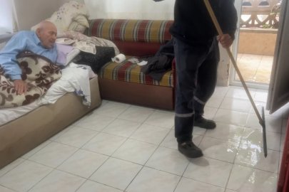 Bursa'da yağmur suları apartmanları bastı: 90 yaşındaki vatandaş mahsur kaldı