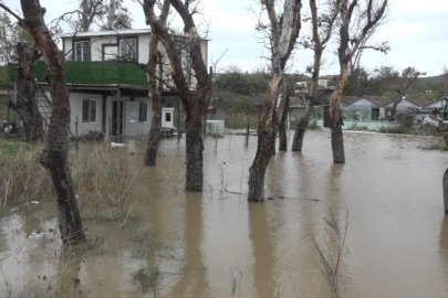 Sağanak Bursa'yı vurdu: Dereler taştı, evleri ve iş yerlerini sular bastı