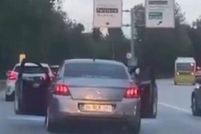Bursa'da akılalmaz görüntü: Seyir halindeki otomobilin kapılarını açtılar