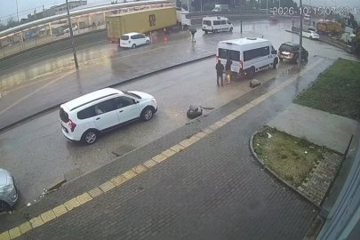 Bursa'da seyir halindeki araca TIR dorsesi çarptı!