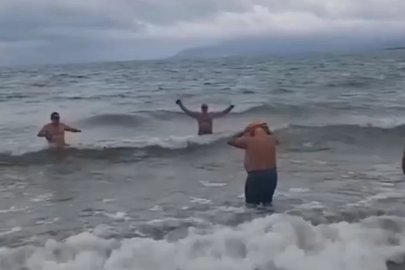 İznik Gölü'nde fırtınaya rağmen yüzdüler