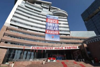 CHP Genel Merkezi'ne “Arınma için önce siyasi ahlak kanunu” pankartı asıldı