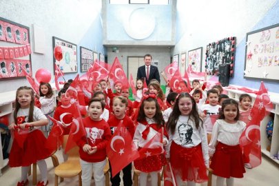 Osmangazi Belediye Başkanı Erkan Aydın, minik öğrencilerin Cumhuriyet sevincine ortak oldu