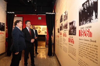 Bursa Büyükşehir Belediyesi, 'Bakarsan Cumhuriyeti Görürsün' adlı sergisini ziyarete açtı