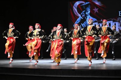 Bursa'da 29 Ekim Cumhuriyet Bayramı'nın 103'üncü yılı Tayyare Kültür Merkezi'nde coşkuyla kutlandı