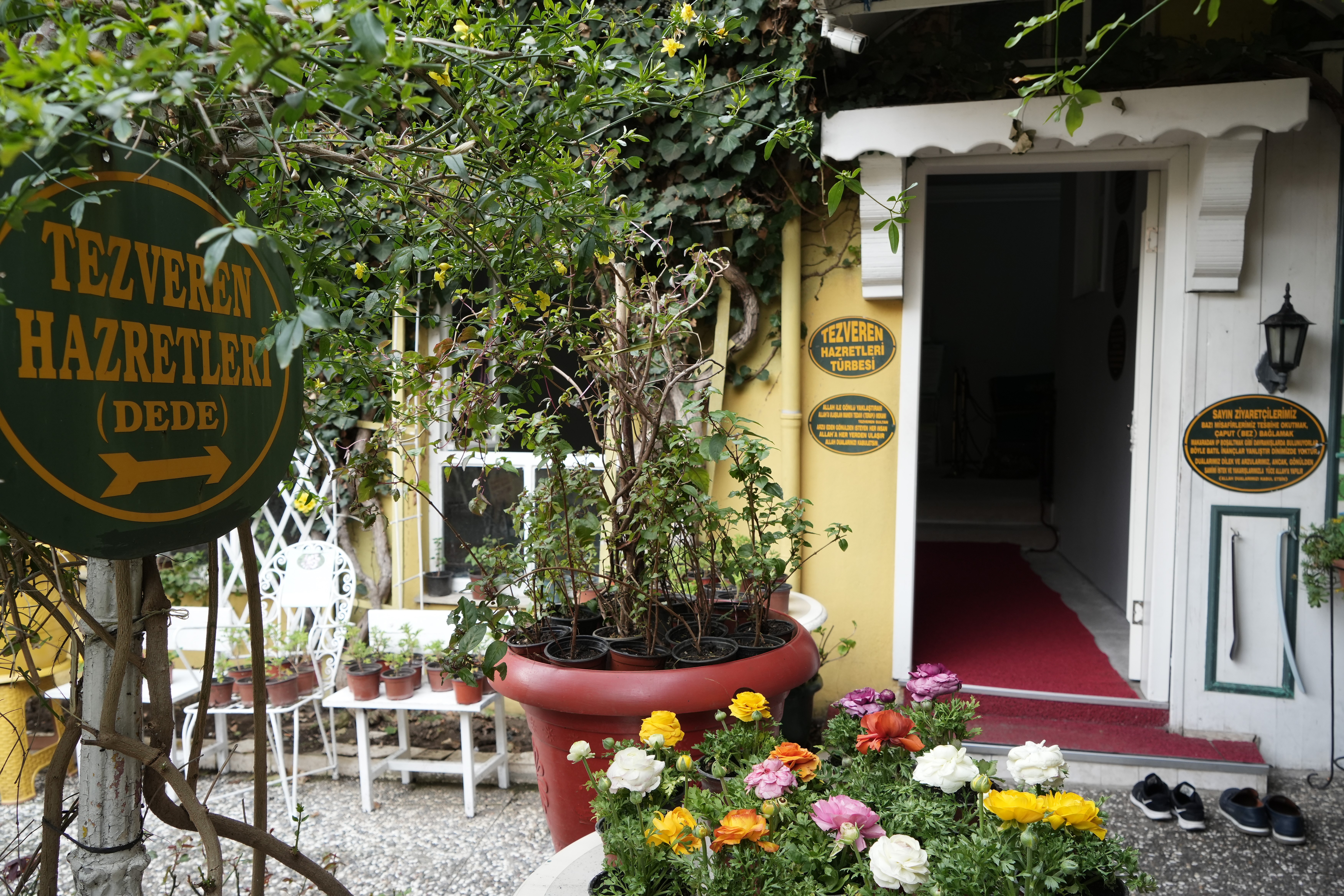 Bursa’da bir evin içinde bulunan Tezveren Dede Türbesi ziyaretçilerin ilgi odağı