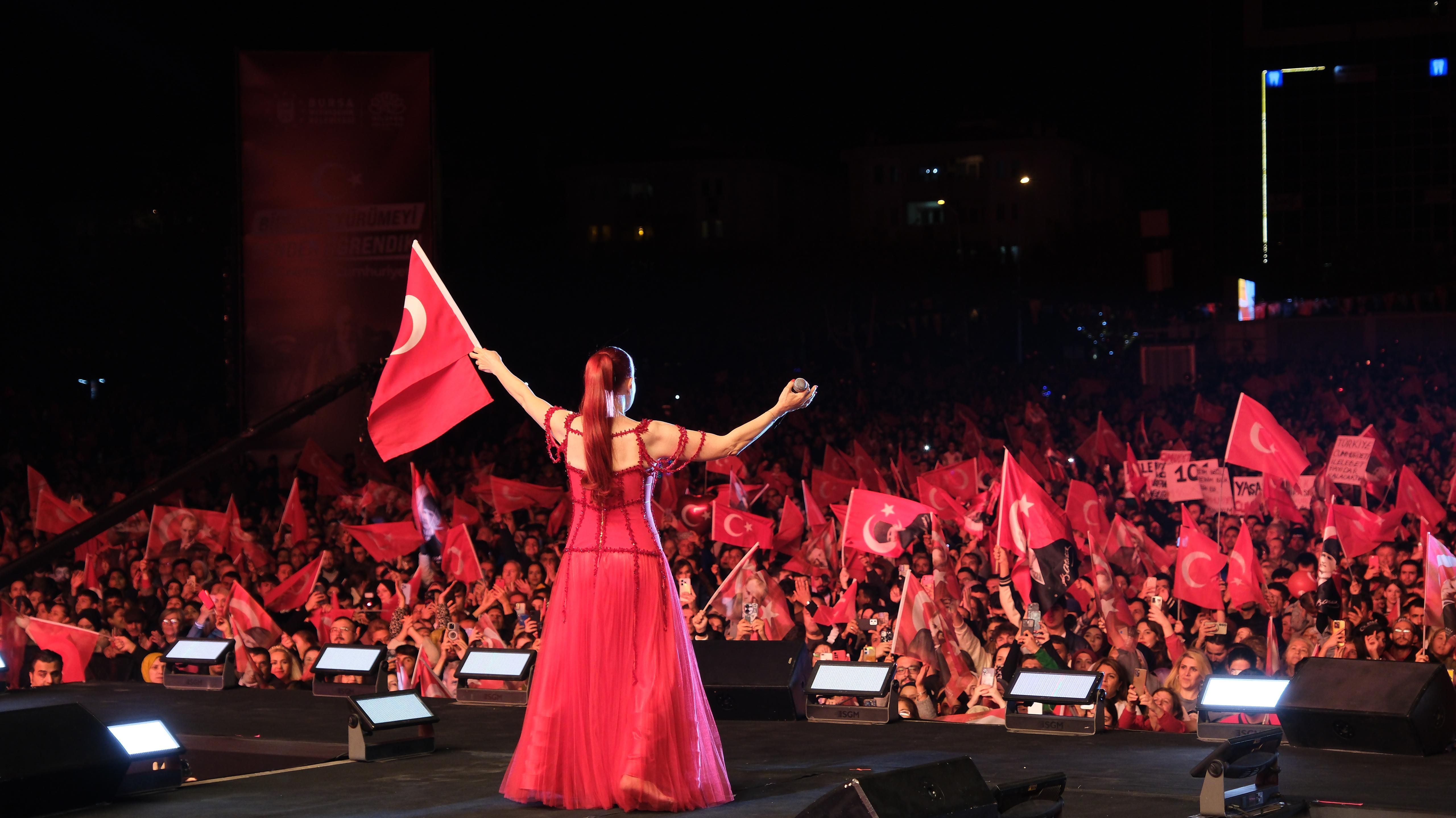 Bursa’da görülmemiş 29 Ekim coşkusu: Binlerce kişi Cumhuriyet Bayramı’nı kutladı