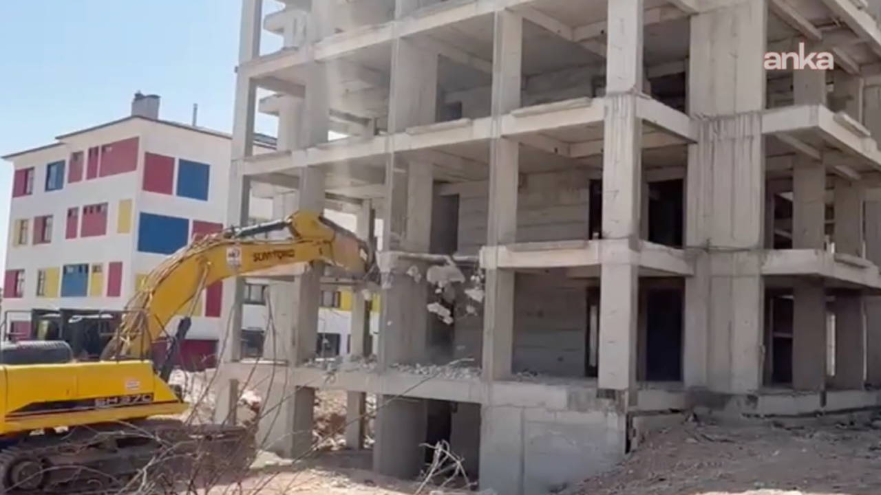Depremde yıkılan binanın yerine yapılıyordu: Müteahhit betondan şüphelendi, binayı yıktırdı