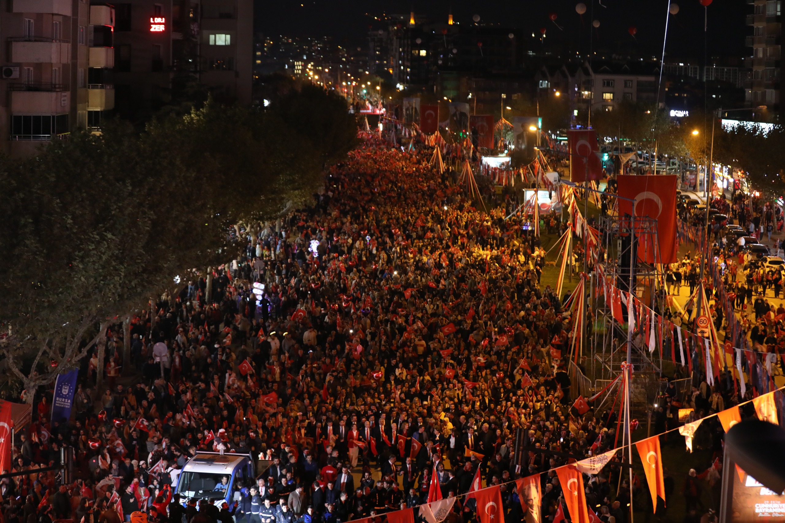 Bursa’da yüz binler Cumhuriyet için yürüdü
