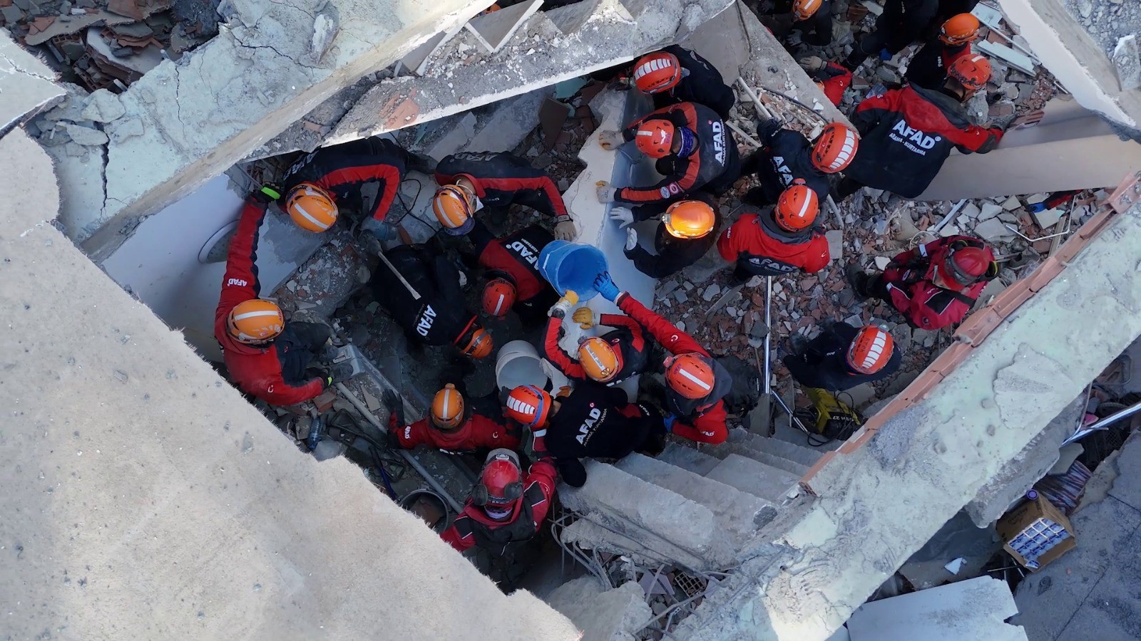 Gebze’de çöken binada çalışmalar 11 saate yaklaştı: Enkazda 2 çocuğun cansız bedenine ulaşıldı, 1 kişi sağ çıkarıldı