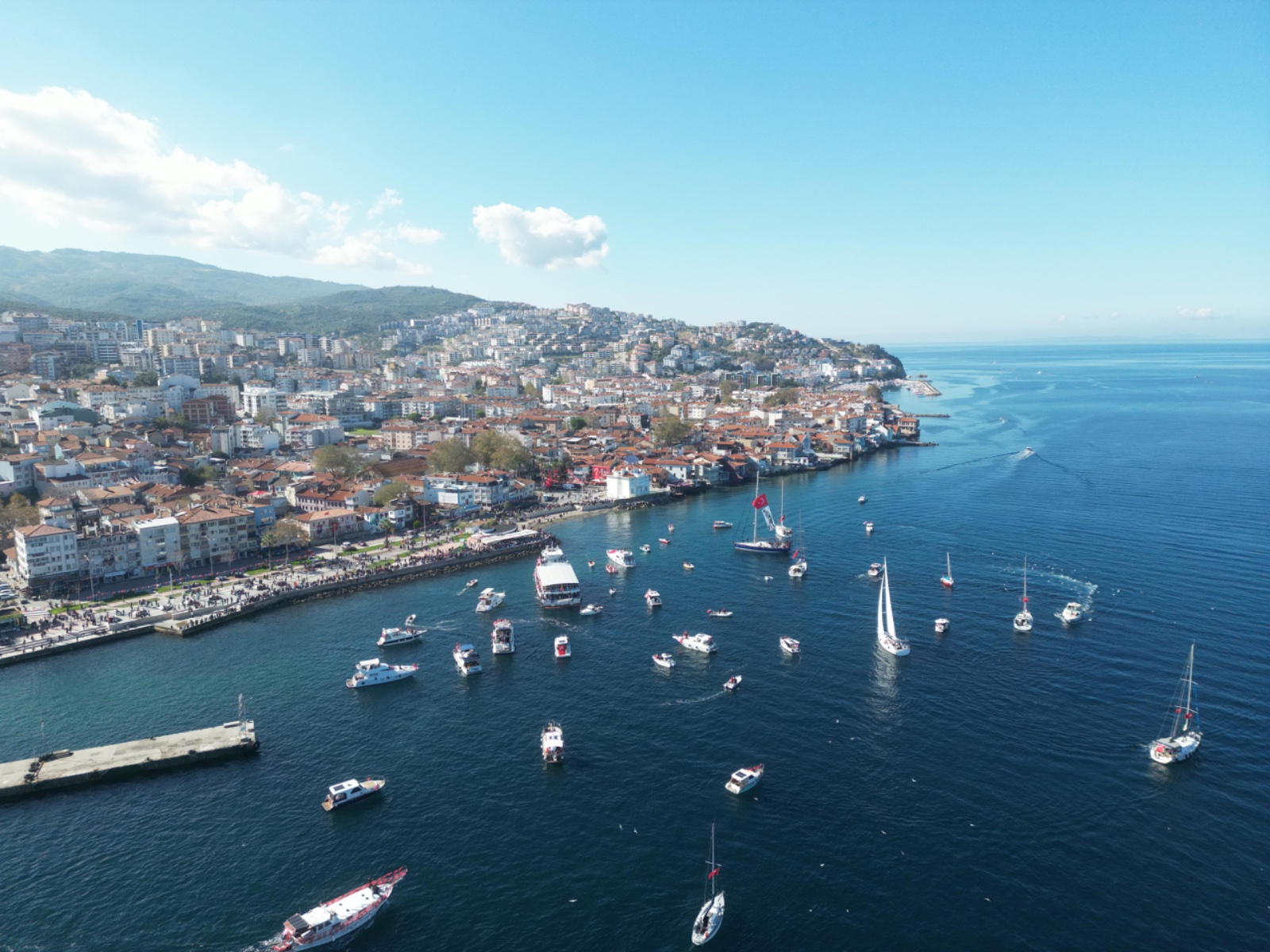 Mudanya’da onlarca tekneyle 29 Ekim kutlaması