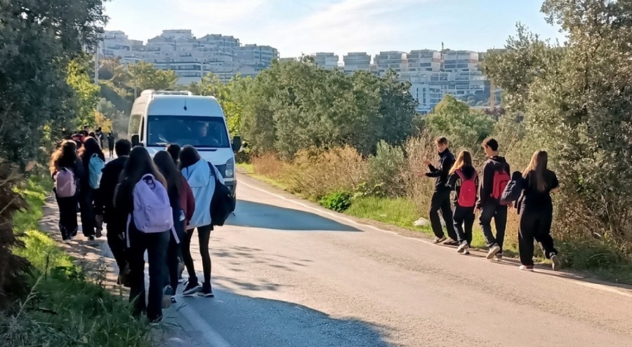 Bursa’da kaldırımı olmayan yol öğrenciler için tehlike saçıyor
