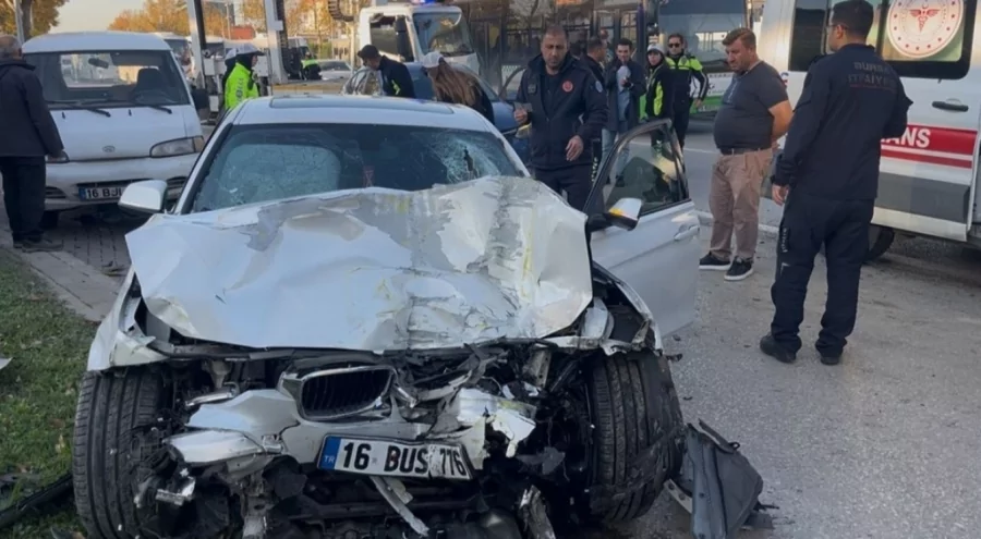 Bursa’da yarış yapan iki otomobil dehşet saçtı: 13 yaralı