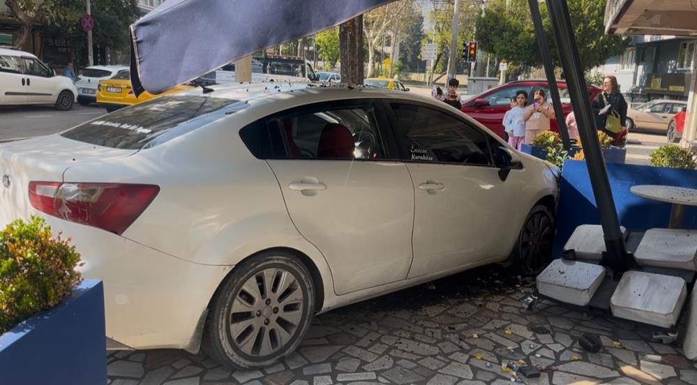 Bursa’da lüks araca çarpmamak için tatlıcı dükkanına girdi