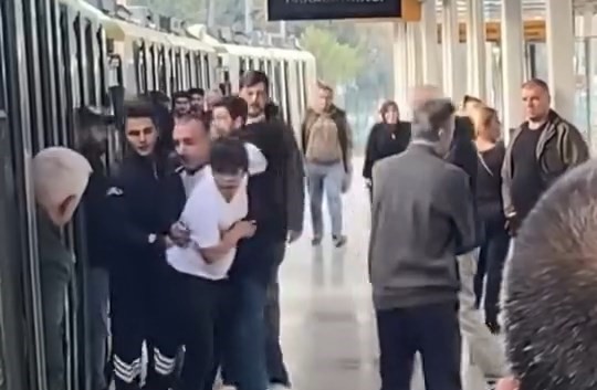 Bursa’da metroda koltuk kavgası